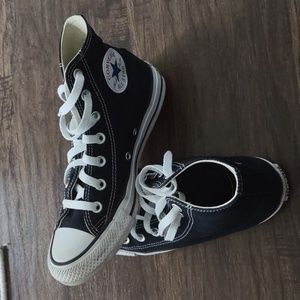 Converse Size 7 W or 5 M